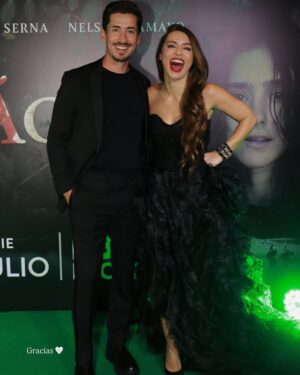 Tatiana Ariza Instagram - ¿Que pasó anoche 23 de julio 2025?
Soñamos llegar a @hbomax con @lavoragineserie y se hizo REALIDAD.
Véanla y enamórense ♥️
@quintocolorprodu
Gracias por este día INOLVIDABLE!
Styling: @julianapedraza ✨
Vestido negro noche: @modaalbeiroafanador
Vestido velo día: @alejandromavre
Las fotos hermosas del mago: @jorgemiliofotografo 🤍
GRACIAS
GRACIAS
GRACIAS
Les amo infinitamente
.
.
.
@lilo.management ♥️