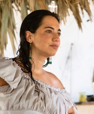 Tatiana Ariza Instagram - Ellas también son llano y selva.
Misteriosas y valientes. Mujeres atravesadas por el deseo, el abandono, la violencia y aun así, dueñas de su propia voz.
Alicia
Educada, frágil y de otro mundo.
Huyó con Arturo Cova por amor pero la selva no era para ella.
Entre celos, miedo y desilusión, su voz se va apagando.
La niña Griselda
Esposa de Fidel, en La Maporita, su belleza manda más que las leyes del hombre.
Clarita
Venezolana de mirada triste y voz suave, sueña con regresar a casa y pedir perdón.
En medio del llano, la soledad es su única compañía.
La Turca
Nadie sabe de dónde vino, pero todos recuerdan cuando llegó.
Envuelta en perfumes lejanos y secretos de Oriente,
Dicen que trae en la piel el embrujo de mil noches.
Y en los ojos, la certeza de que ningún hombre la domina.
Sebastiana
Representa la resistencia silenciosa de las mujeres en los llanos.
Su voz corta como el machete y su mirada no se baja ante nadie.
La Vorágine, Gran estreno: 7 de julio, vívela por estos canales de la TV pública colombiana que conectan el alma del territorio:
@canaltelecafe @teleantioquia @canalteleislas @canaltrececo @canaltro @telepacifico @canalcapital @canaltelecaribe
@lavoragineserie es memoria, es denuncia, es poesía visual.
Esta es una coproducción de la TV publica colombiana y @quintocolorprodu
con el apoyo de @ministerio_tic
#LaVoragineLaSerie
#LaVoragineSerie