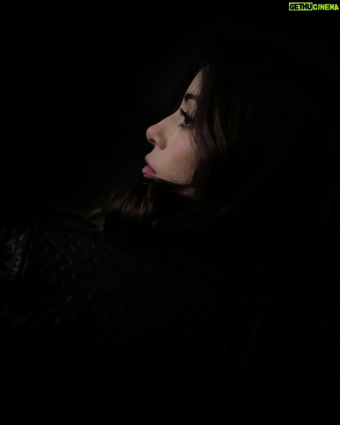 Tatiana Ariza - 8.7K Likes - Homenaje a la inmensa luz y oscuridad que somos,
y al inmenso amor que nos recorre.

📸 trabajo hermoso de @riccafilm 🫰🏻

.
.
.