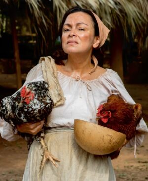 Tatiana Ariza Instagram - Ellas también son llano y selva.
Misteriosas y valientes. Mujeres atravesadas por el deseo, el abandono, la violencia y aun así, dueñas de su propia voz.
Alicia
Educada, frágil y de otro mundo.
Huyó con Arturo Cova por amor pero la selva no era para ella.
Entre celos, miedo y desilusión, su voz se va apagando.
La niña Griselda
Esposa de Fidel, en La Maporita, su belleza manda más que las leyes del hombre.
Clarita
Venezolana de mirada triste y voz suave, sueña con regresar a casa y pedir perdón.
En medio del llano, la soledad es su única compañía.
La Turca
Nadie sabe de dónde vino, pero todos recuerdan cuando llegó.
Envuelta en perfumes lejanos y secretos de Oriente,
Dicen que trae en la piel el embrujo de mil noches.
Y en los ojos, la certeza de que ningún hombre la domina.
Sebastiana
Representa la resistencia silenciosa de las mujeres en los llanos.
Su voz corta como el machete y su mirada no se baja ante nadie.
La Vorágine, Gran estreno: 7 de julio, vívela por estos canales de la TV pública colombiana que conectan el alma del territorio:
@canaltelecafe @teleantioquia @canalteleislas @canaltrececo @canaltro @telepacifico @canalcapital @canaltelecaribe
@lavoragineserie es memoria, es denuncia, es poesía visual.
Esta es una coproducción de la TV publica colombiana y @quintocolorprodu
con el apoyo de @ministerio_tic
#LaVoragineLaSerie
#LaVoragineSerie