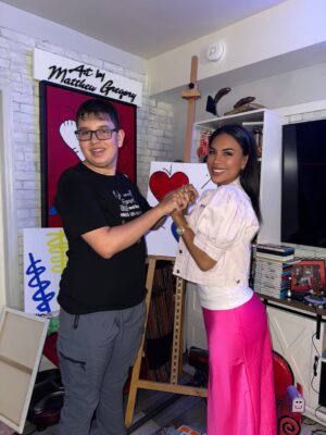 Tefi Valenzuela Instagram - 🚀🎵🤍 Hoy use este jacket de @artist_with_autism . Me gustaría  que si tienen un familiar con autismo entren a su perfil , porque entiendo que muchos no saben que hacer o donde recibir esa guía , y conocer su historia que es muy inspiradora . Yo era súper ignorante en este tema , pero ahora que gracias a @jessica_a_gamarra y su hijo Matthew entiendo la importancia de compartir este mensaje , quiero comunicar la necesidad de diagnosticar a las personas para darles el trato adecuado . PD: si te gusta la jacket o los cuadros puedes comprarlos en u página y al hacerlo estarás apoyando a que se ayude a más niños con autismo 🤍 bendecido día a todos #autism #autismo