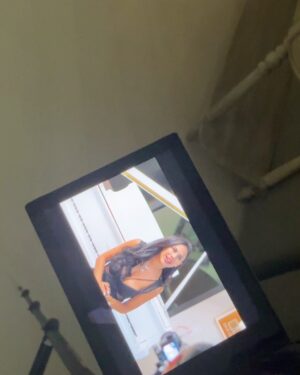 Tefi Valenzuela Instagram - Sé bonita más allá del físico.
Sé de esas bonitas que aman con el corazón limpio,
que están listas para servir, para ayudar,
que invierten su energía en crear, en leer, en inspirar.

Bonitas que regalan sonrisas,
que miran a los ojos porque no temen,
porque no hieren a nadie.
Ven el mundo con misericordia,
no guardan rencores,
porque saben que todo es perfecto tal como es.

Bonitas que valoran las lecciones,
que aprenden cada día,
porque esa bonita no pierde a nadie…
a ella la pierden.