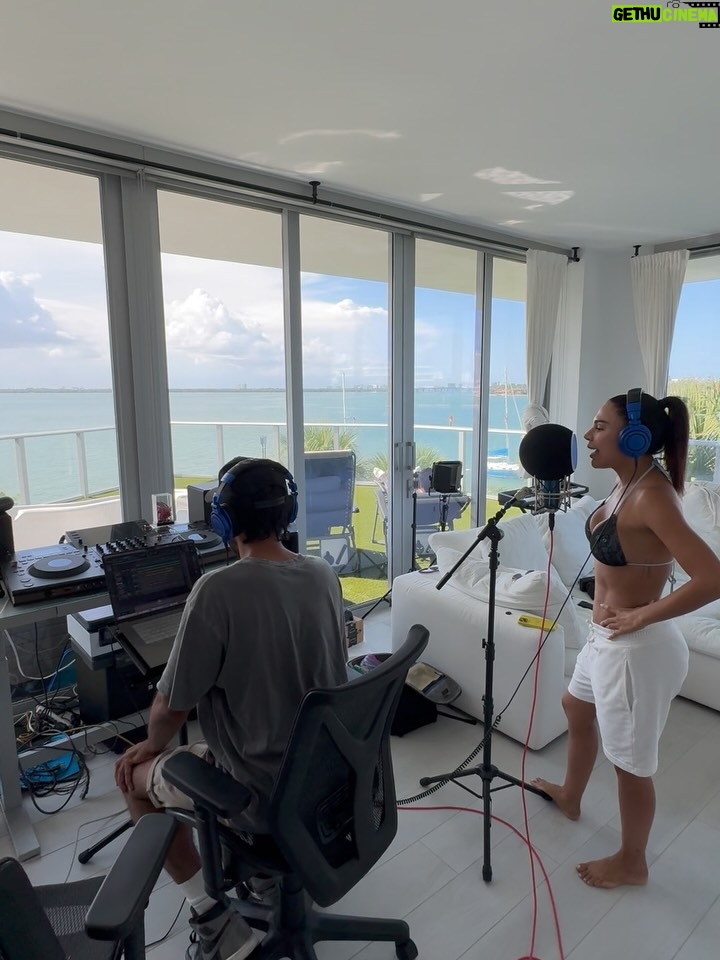 Tefi Valenzuela - 3 Likes - Life lately 🩷 people who inspire me … people that get inspired with me , little moments 🤍 🎵 big memories …life is beautiful #miami #miamilife #art