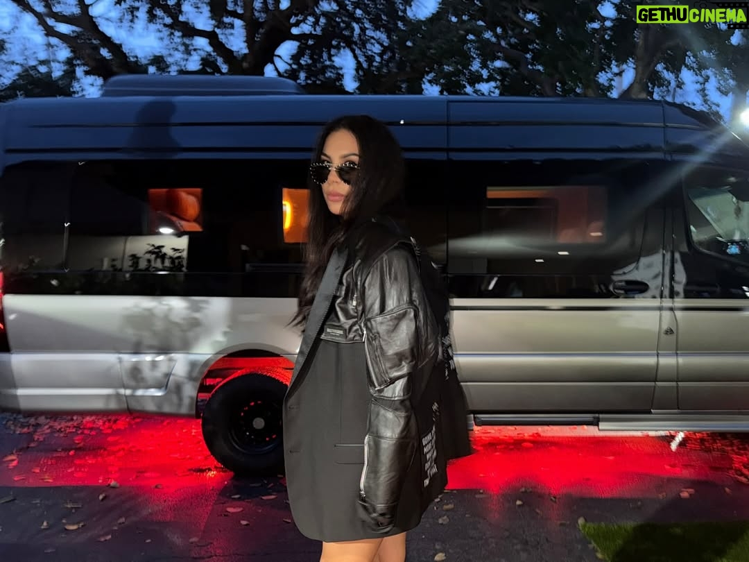 Tefi Valenzuela - 3 Likes - @dustofgods is a lifestyle 🤍 …y muchas del carrete … solo siento que el tiempo pasa volando . Feliz martes gente :)