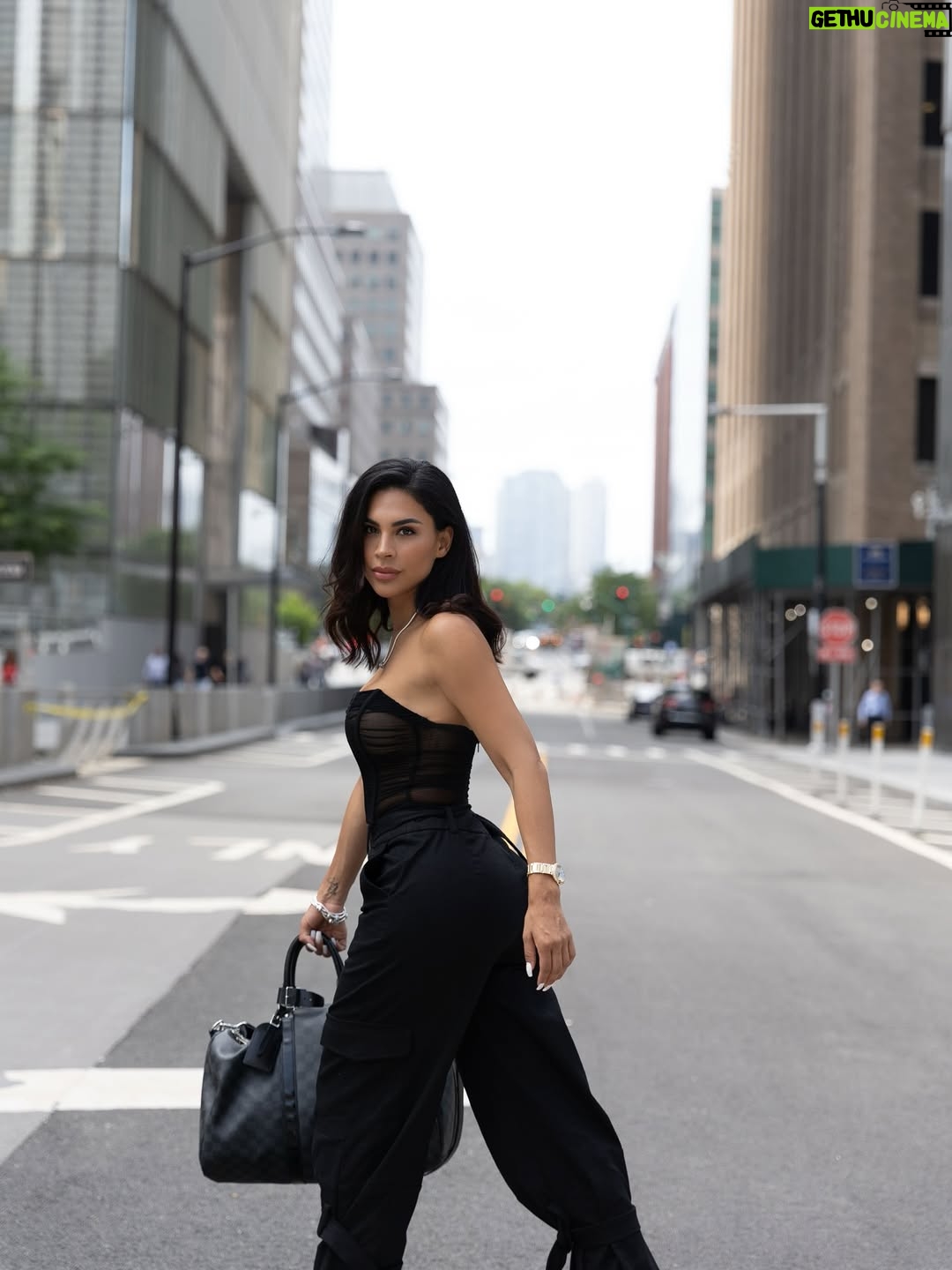 Tefi Valenzuela - 3 Likes - NYC 🗽 times 
Jumper @samiya.boutique 📸 @jmirandavisuals