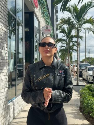 Tefi Valenzuela Instagram - 🚀🎵🤍 Hoy use este jacket de @artist_with_autism . Me gustaría  que si tienen un familiar con autismo entren a su perfil , porque entiendo que muchos no saben que hacer o donde recibir esa guía , y conocer su historia que es muy inspiradora . Yo era súper ignorante en este tema , pero ahora que gracias a @jessica_a_gamarra y su hijo Matthew entiendo la importancia de compartir este mensaje , quiero comunicar la necesidad de diagnosticar a las personas para darles el trato adecuado . PD: si te gusta la jacket o los cuadros puedes comprarlos en u página y al hacerlo estarás apoyando a que se ayude a más niños con autismo 🤍 bendecido día a todos #autism #autismo