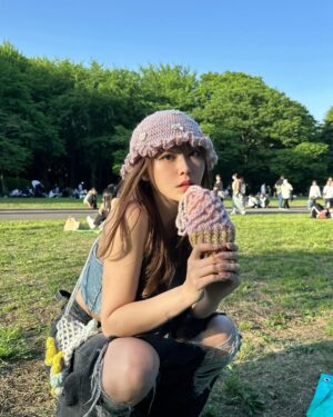 Tenka Hashimoto Instagram - あみあみの実🍍
紫の帽子とキラキラピンクのミニバッグは
友達が私の毛糸を使って作ってくれた🥹💕
とても嬉しくて沢山被ってる👒