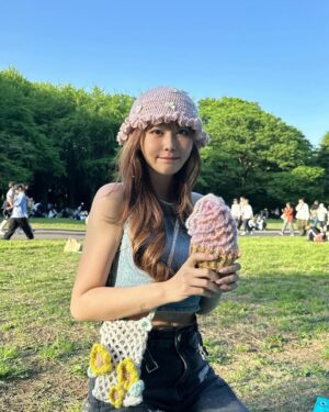 Tenka Hashimoto Instagram - あみあみの実🍍
紫の帽子とキラキラピンクのミニバッグは
友達が私の毛糸を使って作ってくれた🥹💕
とても嬉しくて沢山被ってる👒