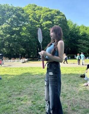 Tenka Hashimoto Instagram - あみあみの実🍍
紫の帽子とキラキラピンクのミニバッグは
友達が私の毛糸を使って作ってくれた🥹💕
とても嬉しくて沢山被ってる👒