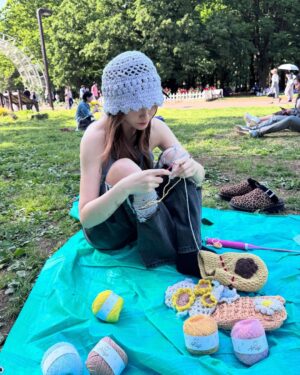 Tenka Hashimoto Instagram - あみあみの実🍍
紫の帽子とキラキラピンクのミニバッグは
友達が私の毛糸を使って作ってくれた🥹💕
とても嬉しくて沢山被ってる👒