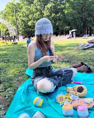 Tenka Hashimoto Instagram - あみあみの実🍍
紫の帽子とキラキラピンクのミニバッグは
友達が私の毛糸を使って作ってくれた🥹💕
とても嬉しくて沢山被ってる👒