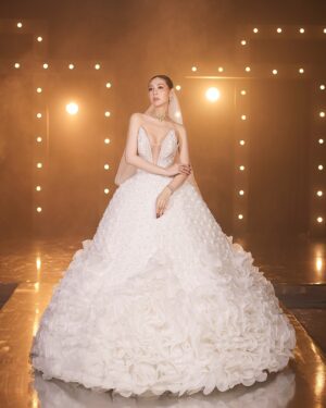 Thandar Bo Instagram - 𝖯𝗋𝗂𝗇𝖼𝖾𝗌𝗌👰🏻‍♀️

Designer- San Dar Htike
Makeup-Jesssica Han
Photo-LoveSpace Photo Studio
Stylist-Payinn Yaung
Jewelry-Sein Nan Daw 
Nails- Crush Nails Spa  #thandarbo