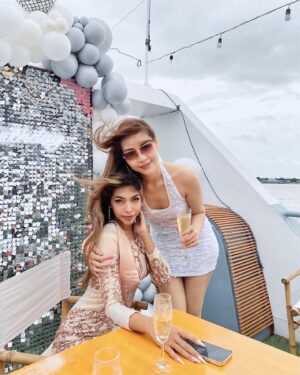 Thandar Bo Instagram - 🎂👭🏻🎊🎈🎉🤍