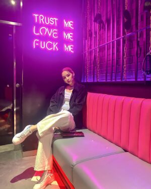 Thandar Bo Instagram - Trust me
Love me
……. me 🤍