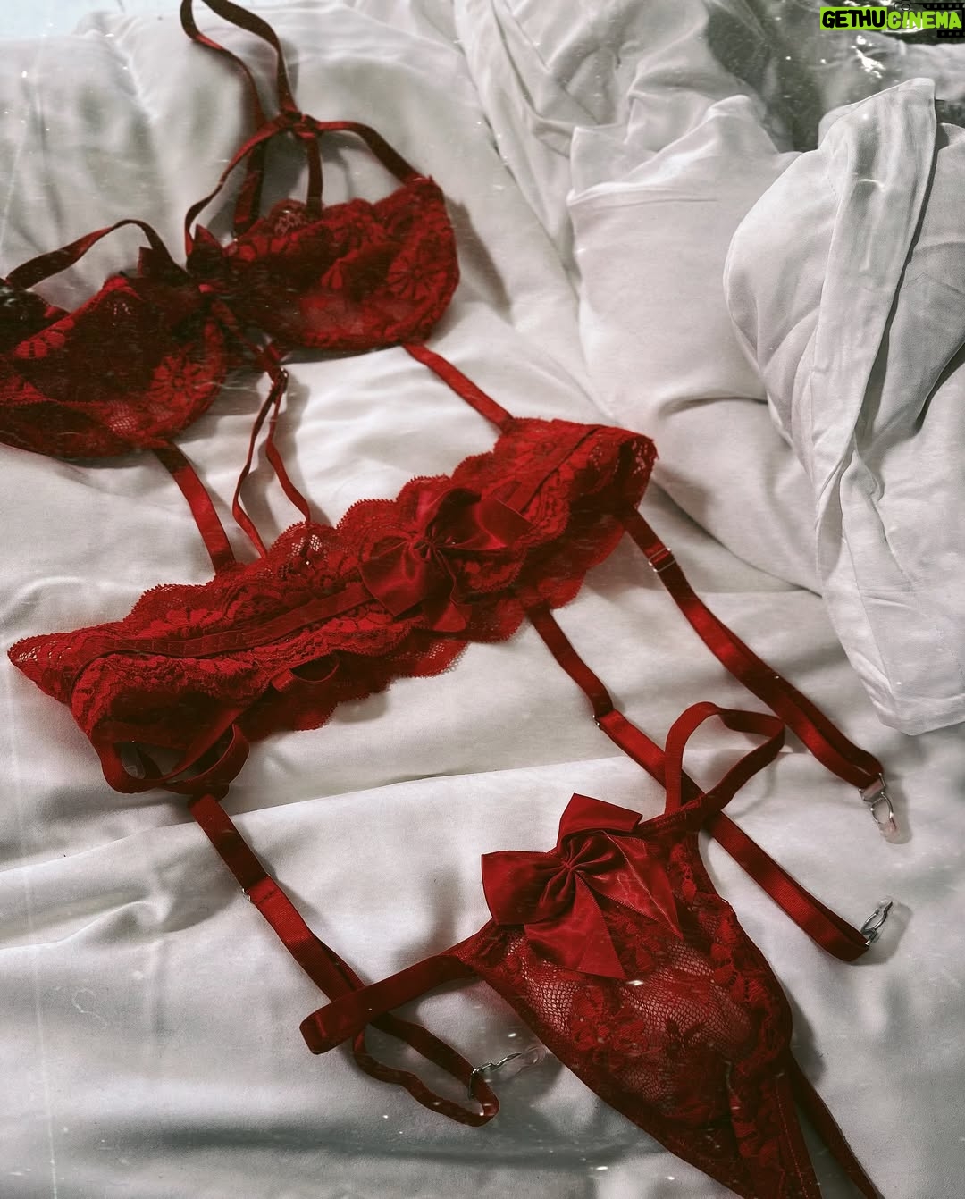 Thando Thabethe - 69.2K Likes - New Arrival @thabootys 🍓🍓🍓🥛🥛🥛

Shop the “unwrap me set”