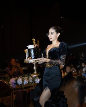 Thinzar Wint Kyaw Instagram - 🖤 #thinzarwintkyaw👸🏻