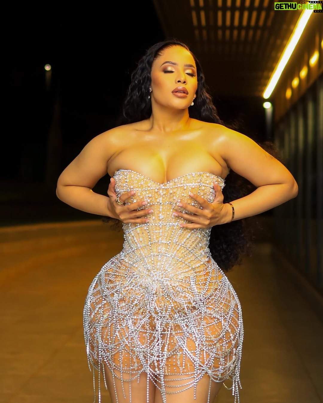 Thuli Phongolo - 257.4K Likes - Come over here… let’s dance… 💎

Dress: @orapelengmodutle
Ph: @creativeboysmedia