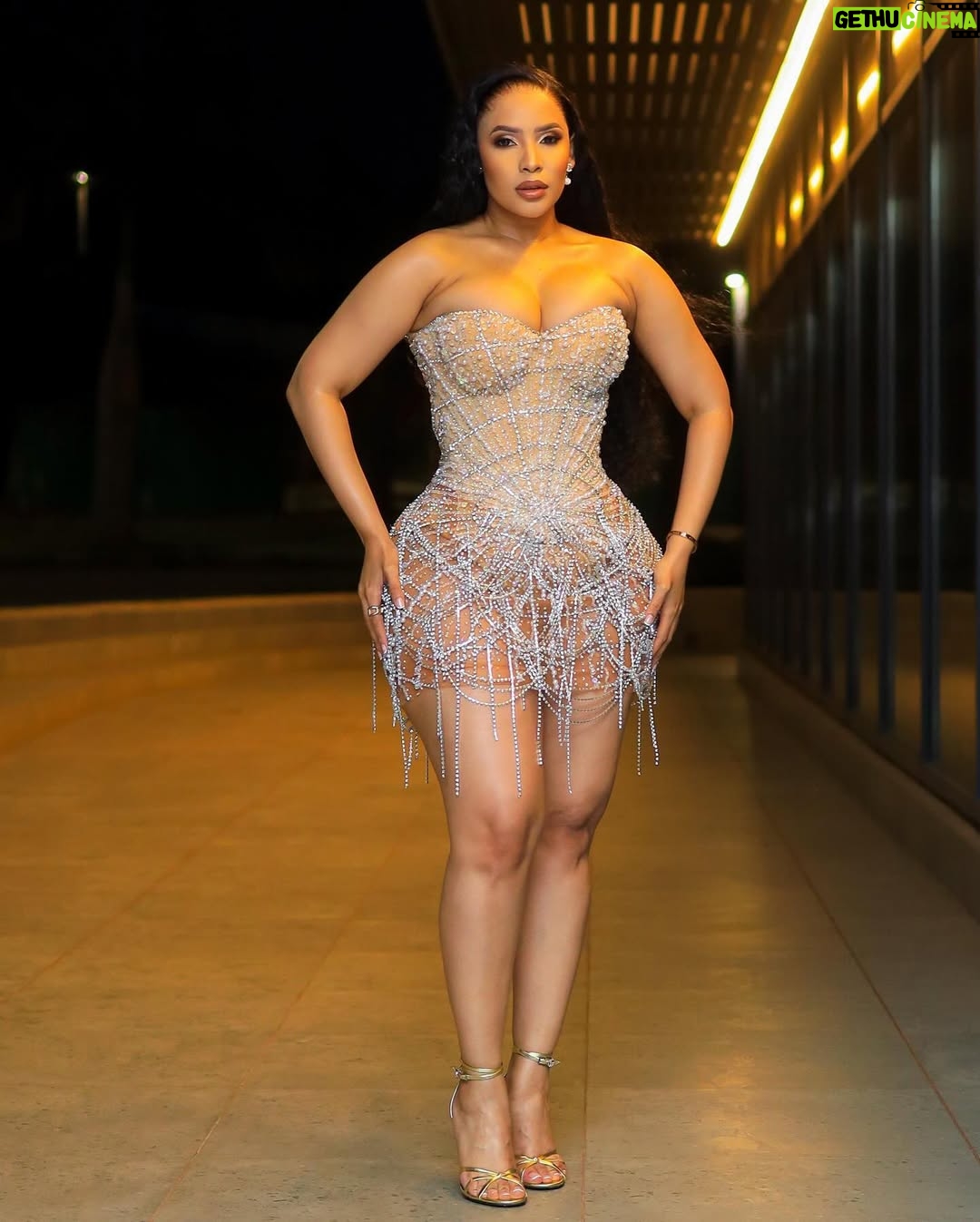 Thuli Phongolo - 257.4K Likes - Come over here… let’s dance… 💎

Dress: @orapelengmodutle
Ph: @creativeboysmedia