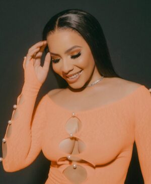 Thuli Phongolo Instagram - I see you in my dreams… ✨
Fit: @smg_wearr_