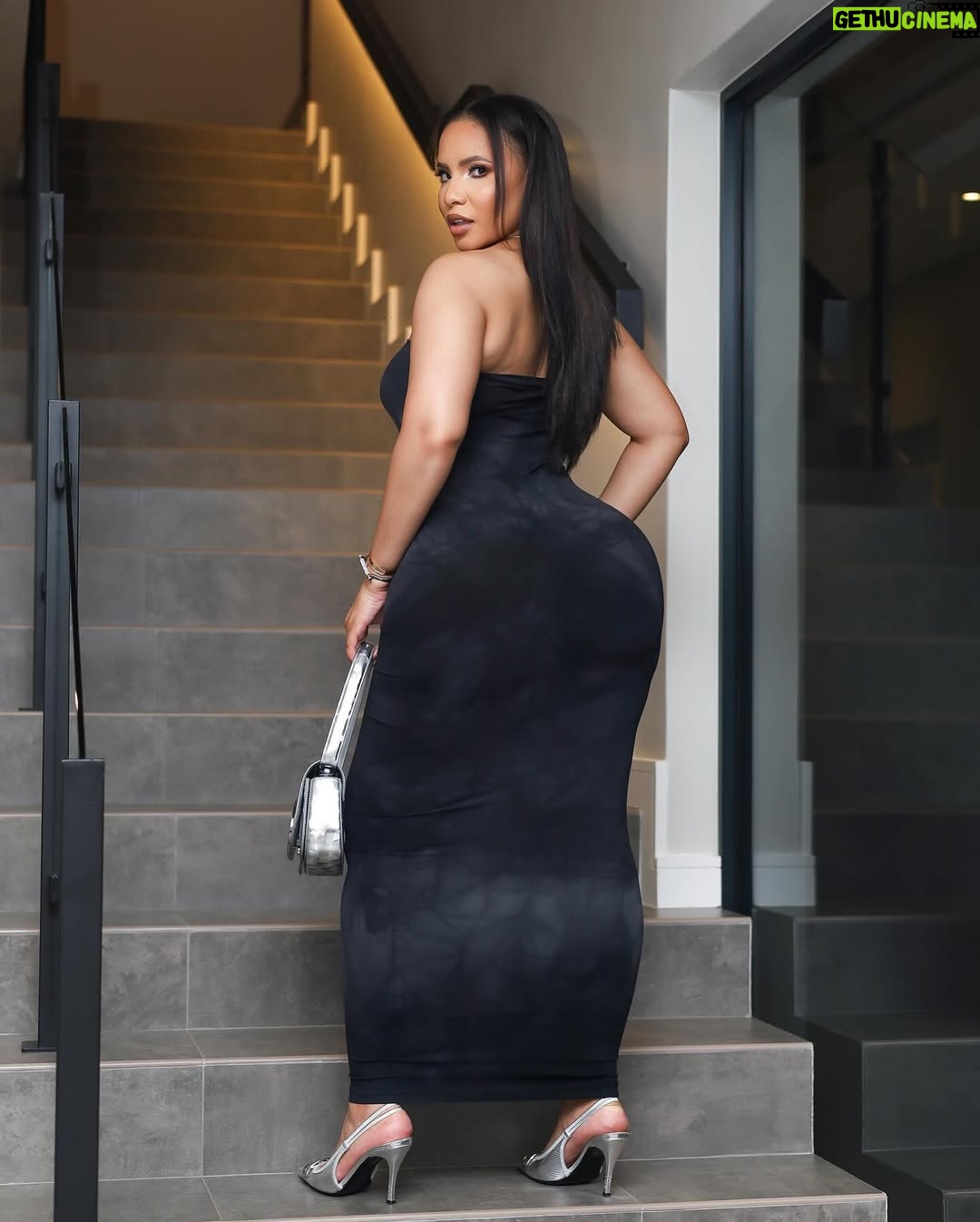 Thuli Phongolo - 156.8K Likes - Skhuluphel’ Unkulunkulu Akas’ncishi…😝🙏

📸: @iamart_sa