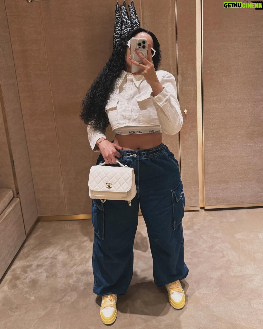 Thuli Phongolo - 126.9K Likes - 7 lucky reasons to remain candid ☺️ happy Sunday!
