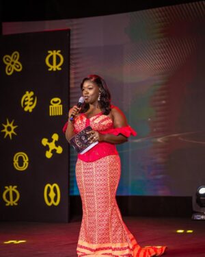 Tima Kumkum Instagram - This is how I rocked the @missgoldenstool stage last night, all tnx to @gracedhandspixels for taking me unaware shots, I love each and every one of them.
MUA @theglamour_haven
Hair @theglamour_haven
Kente @linds_kente_avenue
👗 @lyran_collections
Stylist @emmy_thestylist
Shoes @rosepetal233
📸 @gracedhandspixels
#timakumkum #mametwo✌️ #thatobuasigirl #akyemfantechick #oluwaisinvolved #ForeverMrsDuodu
#missgoldenstool