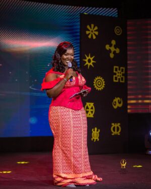 Tima Kumkum Instagram - This is how I rocked the @missgoldenstool stage last night, all tnx to @gracedhandspixels for taking me unaware shots, I love each and every one of them.
MUA @theglamour_haven
Hair @theglamour_haven
Kente @linds_kente_avenue
👗 @lyran_collections
Stylist @emmy_thestylist
Shoes @rosepetal233
📸 @gracedhandspixels
#timakumkum #mametwo✌️ #thatobuasigirl #akyemfantechick #oluwaisinvolved #ForeverMrsDuodu
#missgoldenstool