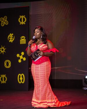 Tima Kumkum Instagram - This is how I rocked the @missgoldenstool stage last night, all tnx to @gracedhandspixels for taking me unaware shots, I love each and every one of them.
MUA @theglamour_haven
Hair @theglamour_haven
Kente @linds_kente_avenue
👗 @lyran_collections
Stylist @emmy_thestylist
Shoes @rosepetal233
📸 @gracedhandspixels
#timakumkum #mametwo✌️ #thatobuasigirl #akyemfantechick #oluwaisinvolved #ForeverMrsDuodu
#missgoldenstool