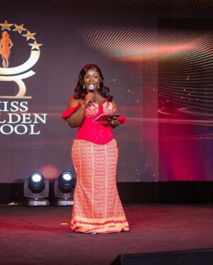 Tima Kumkum Instagram - This is how I rocked the @missgoldenstool stage last night, all tnx to @gracedhandspixels for taking me unaware shots, I love each and every one of them.
MUA @theglamour_haven
Hair @theglamour_haven
Kente @linds_kente_avenue
👗 @lyran_collections
Stylist @emmy_thestylist
Shoes @rosepetal233
📸 @gracedhandspixels
#timakumkum #mametwo✌️ #thatobuasigirl #akyemfantechick #oluwaisinvolved #ForeverMrsDuodu
#missgoldenstool