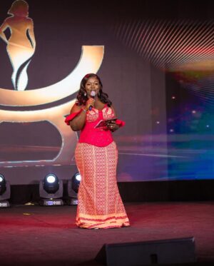 Tima Kumkum Instagram - This is how I rocked the @missgoldenstool stage last night, all tnx to @gracedhandspixels for taking me unaware shots, I love each and every one of them.
MUA @theglamour_haven
Hair @theglamour_haven
Kente @linds_kente_avenue
👗 @lyran_collections
Stylist @emmy_thestylist
Shoes @rosepetal233
📸 @gracedhandspixels
#timakumkum #mametwo✌️ #thatobuasigirl #akyemfantechick #oluwaisinvolved #ForeverMrsDuodu
#missgoldenstool