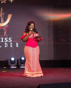 Tima Kumkum Instagram - This is how I rocked the @missgoldenstool stage last night, all tnx to @gracedhandspixels for taking me unaware shots, I love each and every one of them.
MUA @theglamour_haven
Hair @theglamour_haven
Kente @linds_kente_avenue
👗 @lyran_collections
Stylist @emmy_thestylist
Shoes @rosepetal233
📸 @gracedhandspixels
#timakumkum #mametwo✌️ #thatobuasigirl #akyemfantechick #oluwaisinvolved #ForeverMrsDuodu
#missgoldenstool
