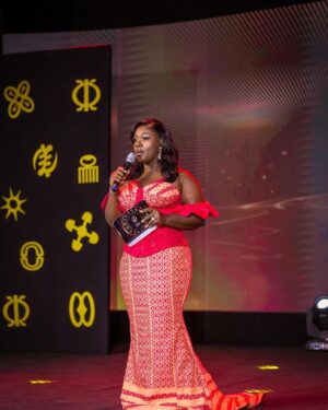 Tima Kumkum Instagram - This is how I rocked the @missgoldenstool stage last night, all tnx to @gracedhandspixels for taking me unaware shots, I love each and every one of them.
MUA @theglamour_haven
Hair @theglamour_haven
Kente @linds_kente_avenue
👗 @lyran_collections
Stylist @emmy_thestylist
Shoes @rosepetal233
📸 @gracedhandspixels
#timakumkum #mametwo✌️ #thatobuasigirl #akyemfantechick #oluwaisinvolved #ForeverMrsDuodu
#missgoldenstool