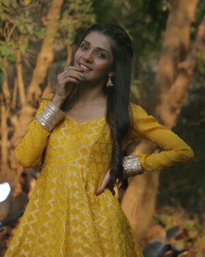 Tisha Kapoor Instagram - Be happie with yourself 💛🧿💫
.
.
.
Happie to be prajakta thank you @shaikafilms ❤️🧿
.
Pc:- @future_film_
Make up by :- @makeup_artist_sanjana_16
.
.
.
#Insta #instagram #instapicture #instapost #viralpost #pictureperfect #picoftheday #yellow #haldi #happy #smile #love #beauty #indianlook #blessed #ghkkpm #ghumhaikisikeypyaarmeiin #starplus #tishians
.
.
.
Lots of love 💙
Bun hugs 🐇🤗
Be kind to strays 🐾🤗😘🥰
Love and gratitude 😇 💫🔱🕉
Should I share more pictures of this luk?💛🤍