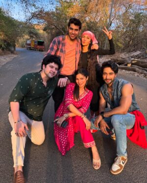 Tisha Kapoor Instagram - Sun kissed on all of us 🌞🌞🌞 with @sanamjohar @aimankalia @iampriyasharma555 @kapoortisha @shaikafilms @cockcrowpicturez #fun #sunkissed #love #selvet #bts #photooftheday #photography #shooting #photoshoot