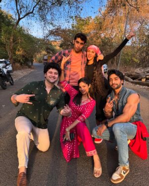 Tisha Kapoor Instagram - Sun kissed on all of us 🌞🌞🌞 with @sanamjohar @aimankalia @iampriyasharma555 @kapoortisha @shaikafilms @cockcrowpicturez #fun #sunkissed #love #selvet #bts #photooftheday #photography #shooting #photoshoot