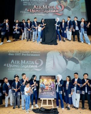 Titi Kamal Instagram - Press conference Air Mata di Ujung Sajadah 2 bener-bener memanjakan yang hadir dengan momen spesial ✨
Mulai dari cerita behind the scene yang bikin penasaran, chemistry para cast yang bikin suasana hangat, sampai live performance OST yang bikin suasana jadi haru. Rasanya emosi kita diaduk-aduk kemarin 🥹
Siap rasakan harunya di bioskop?
Film Air Mata di Ujung Sajadah 2 tayang mulai 23 Oktober di bioskop ❤️
#AirMatadiUjungSajadah
#AirMatadiUjungSajadah2
#DuaIbuSatuCinta
#Beehavepictures
