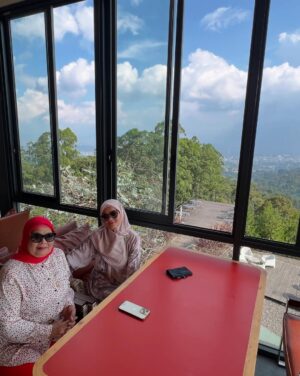 Titi Kamal Instagram - Bandung saat break syuting Film Getih Ireng. Menyenangkan dan syahdu💖 #Bandung