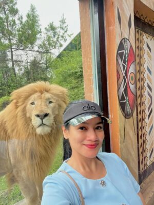 Titi Kamal Instagram - Duh gemes tp deg2an selfie sama dia🤣🤣
Syuting film di Bandung, kalo punya keluarga besar, mereka pada samperin quality time😍