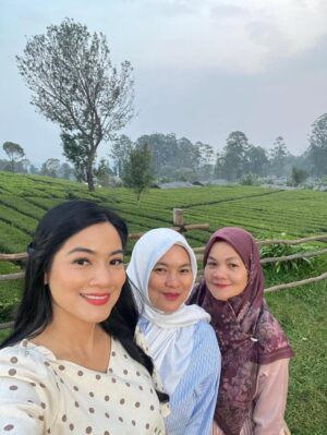Titi Kamal Instagram - Duh gemes tp deg2an selfie sama dia🤣🤣
Syuting film di Bandung, kalo punya keluarga besar, mereka pada samperin quality time😍