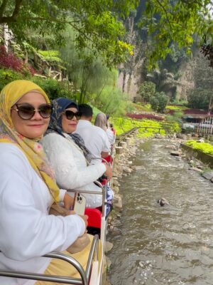 Titi Kamal Instagram - Duh gemes tp deg2an selfie sama dia🤣🤣
Syuting film di Bandung, kalo punya keluarga besar, mereka pada samperin quality time😍