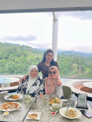 Titi Kamal Instagram - Duh gemes tp deg2an selfie sama dia🤣🤣
Syuting film di Bandung, kalo punya keluarga besar, mereka pada samperin quality time😍