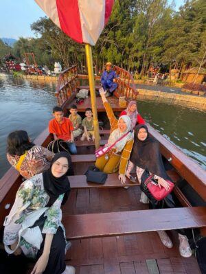 Titi Kamal Instagram - Duh gemes tp deg2an selfie sama dia🤣🤣
Syuting film di Bandung, kalo punya keluarga besar, mereka pada samperin quality time😍
