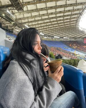 Tiziana Sabatini Instagram - Muchas mirror selfies, comida, Kaia, cancha, accidentes y algunos lugarcitos <3
En Roma