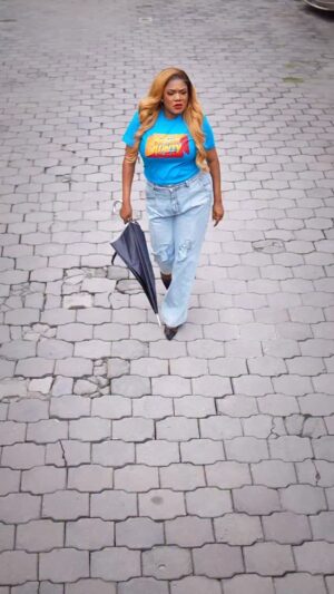 Toyin Abraham Instagram - Are you ready??? 💃
Over Sabi Aunty is coming to cinemas from 19th December!
A family story packed with Love, chaos, tribe, laughter, over sabi, pain, comedy, and real life lessons.
This one will touch every home. ❤️
#OverSabiAunty #19thDecember #FamilyDrama #NigerianCinema
Outfit @quincy_costumes
Video/editor @judedrizzy_official