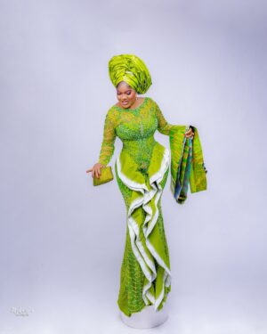 Toyin Abraham Instagram - I.Y.A.L.O.D.E is here 🙌🙌🔥
Outfit tailored @ykarisfashion
Makeup @anikesignatures
Gele @abydouz_gele
Liquid gele & fabric @ewalagos.ng
Hair @myhair.ng
Purse & Accessories @tavinstoresbytiwabola
Photo @nikankonxeptsstudios