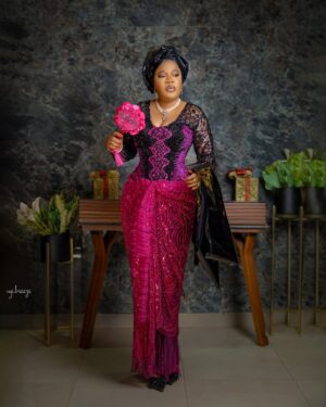 Toyin Abraham Instagram - IYALODE in all cinemas💪💪
In my IYALODE era for my beautiful Aya femi @veekee_james happy birthday my darling 😘 ❤️
Outfit tailored @ykarisfashion
Makeup @anikesignatures
Gele @gele_by_jerry
Fabric & liquid gele @ewalagos.ng
Beads @ordawyse_jewels
Photocredit @uyi.breeze
Content @jerry_shot_it