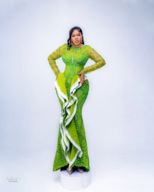 Toyin Abraham Instagram - I.Y.A.L.O.D.E is here 🙌🙌🔥
Outfit tailored @ykarisfashion
Makeup @anikesignatures
Gele @abydouz_gele
Liquid gele & fabric @ewalagos.ng
Hair @myhair.ng
Purse & Accessories @tavinstoresbytiwabola
Photo @nikankonxeptsstudios