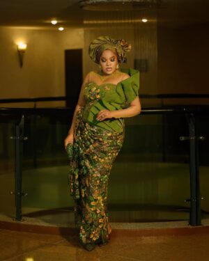 Toyin Abraham Instagram - Outfit tailored @ykarisfashion
Accessories & purse& shoe @tavinstoresbytiwabola
Makeup @bernards_magic
Photo @boboiso
#oversabiaunty #oversabi #jp2025