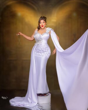 Toyin Abraham Instagram - ORI rebirth is that movieee💪💪💪 My look to the premiere 😍😍😍Omohh forget over sabi Aunty fineee, get away joor I too fine o @kolawoleajeyemi see me now, see me
Outfit/styling @ykarisfashion @ykarisfashion she’s toooo gooooodddd
Picture by @nikankonxeptsstudios