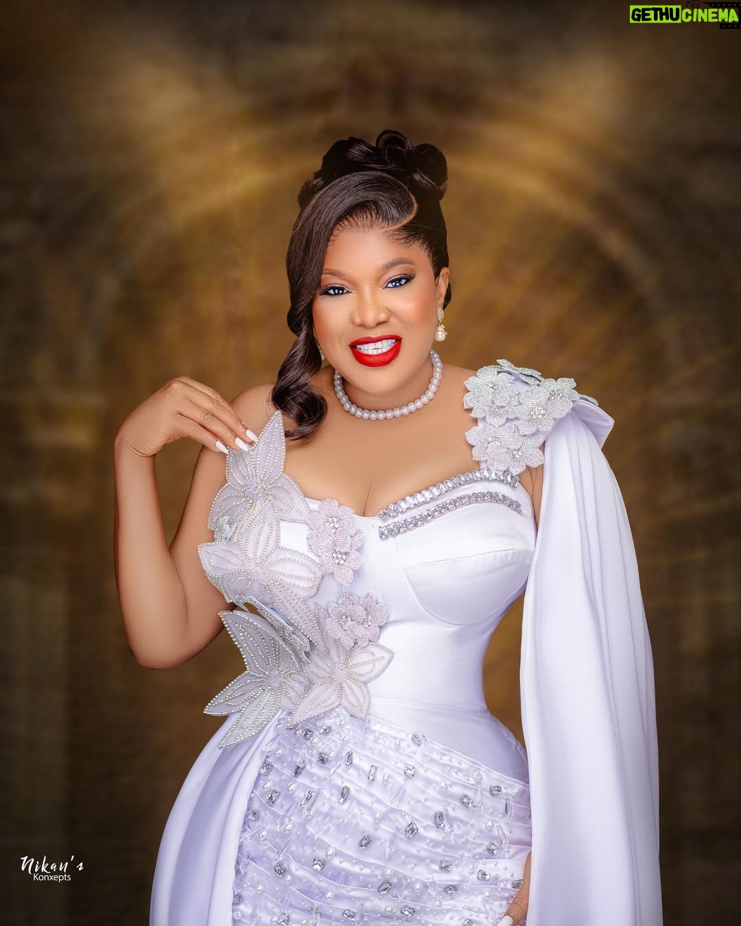 Toyin Abraham - 112.2K Likes - ORI rebirth is that movieee💪💪💪 My look to the premiere 😍😍😍Omohh forget over sabi Aunty fineee, get away joor I too fine o @kolawoleajeyemi see me now, see me

Outfit/styling @ykarisfashion @ykarisfashion she’s toooo gooooodddd 

Picture by @nikankonxeptsstudios